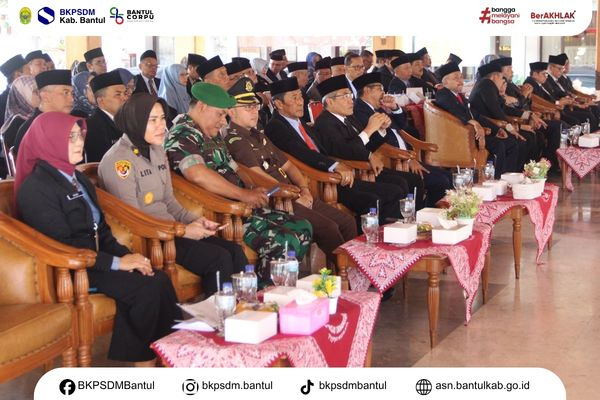 Bupati dan Wakil Bupati bersama jajaran pejabat yang nanti akan melantik JPT dan KA.Pus, yang bertempat di Pendopo Parasamya
