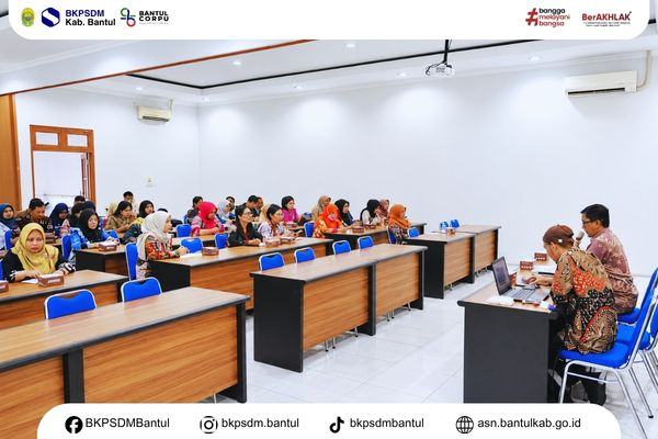 Jazari Hisyam, S.H. (kanan) Sedang memberi arahan kepada peserta evaluasi kenaikan pangkat di Gedung Lt. 2 Instalasi Farmasi Kabupaten Bantul. -Doc. BKPSDM Bantul/Ainun S.A.