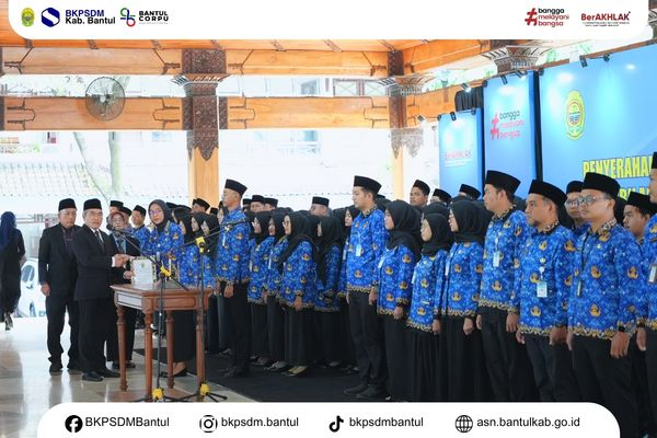 Bupati Bantul Menyerahkan SK Secara Simbolis Kepada Peserta yang Terlantik.  -Doc. BKPSDM Bantul