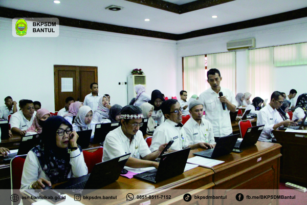 Sdr.Rujito (berdiri depan) memberikan pengarahan kepada peserta Bimtek  Pengisian SPT Tahunan Melalui Coretax, bertempat di Mandhala Saba Purwa Gedung Induk Lantai III, Komplek Kantor Bupati Parasamya Bantul. -Doc. BKPSDM Bantul/Ainun S.A.