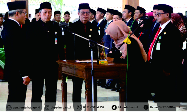 Bupati Bantul melantik 163 pejabat struktural secara simbolis dengan saksi oleh Drs. Trisna Manurung, M.Si., selaku Inspektur Daerah dan Yulius Suharta, S.Sos., M.Si.,  selaku Staf Ahli Bupati Bidang Sumber Daya Manusia Dan Kemasyarakatan, di Pendopo Manggala Parasamya Bantul. -Doc. BKPSDM Bantul/Ainun S.A.