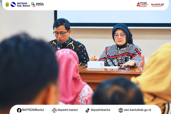 Kepala Badan BKPSDM Bantul Reni Mariastuti (kiri) dan  Kepala Bidang Mutasi Jazari Hisyam (kanan) sedang memberikan arahan terkait Koordinasi Persiapan Perpanjangan Masa Perjanjian Kerja bagi PPPK Paruh Waktu.-Doc. BKPSDM Bantul/Ainun S.A.