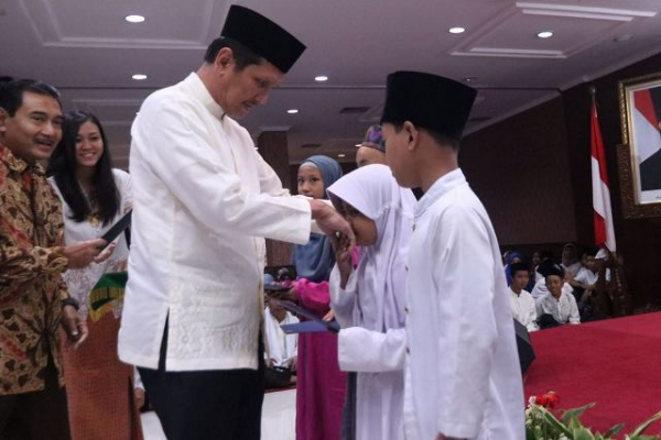 Menteri Asman menyerahkan santunan kepada anak yatim di sela acara buka bersama dan peluncuran Corporate Card di Jakarta, Selasa (22/05)